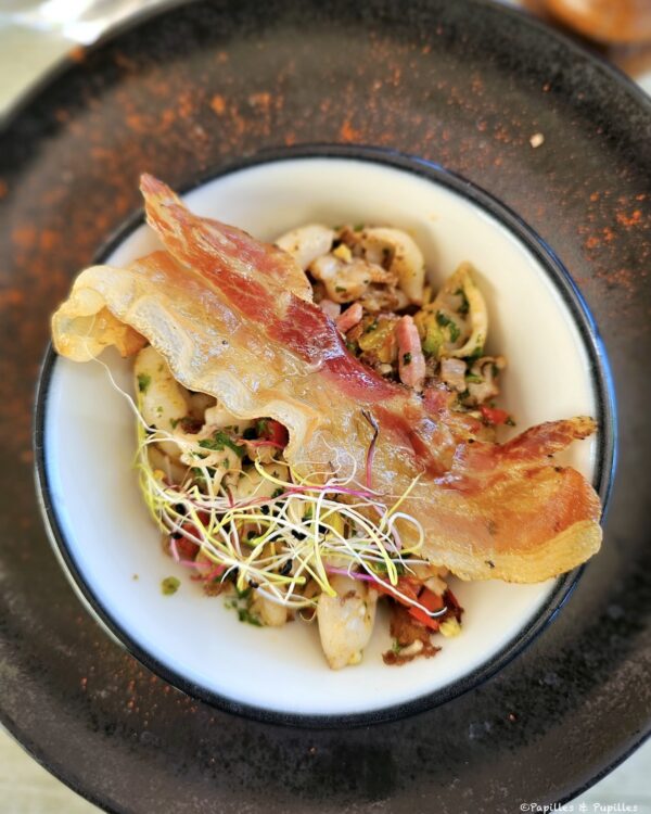 Encornets à la plancha avec poivrons, poitrine de cochon croustillante et jeunes pousses